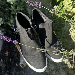 minnetonka moccasins size 9